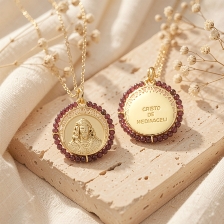 Medalla de Plata de Ley Chapada en Oro Cristo de Medinaceli con Amatista